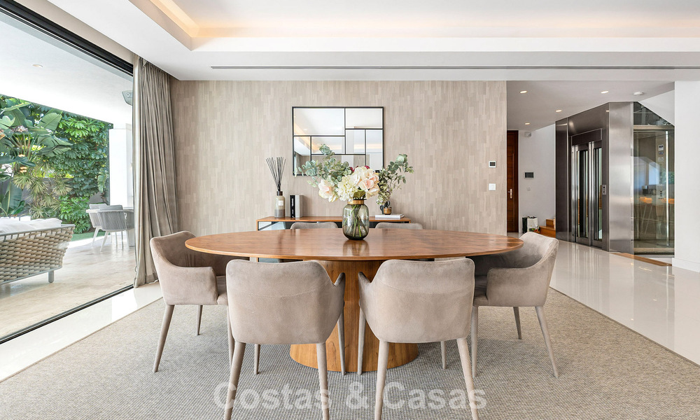 Villa familiar modernista en venta en una codiciada comunidad en La Quinta, Marbella - Benahavís 781457