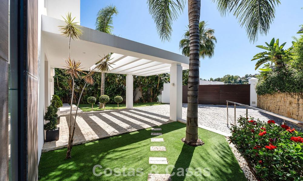 Villa familiar modernista en venta en una codiciada comunidad en La Quinta, Marbella - Benahavís 781459