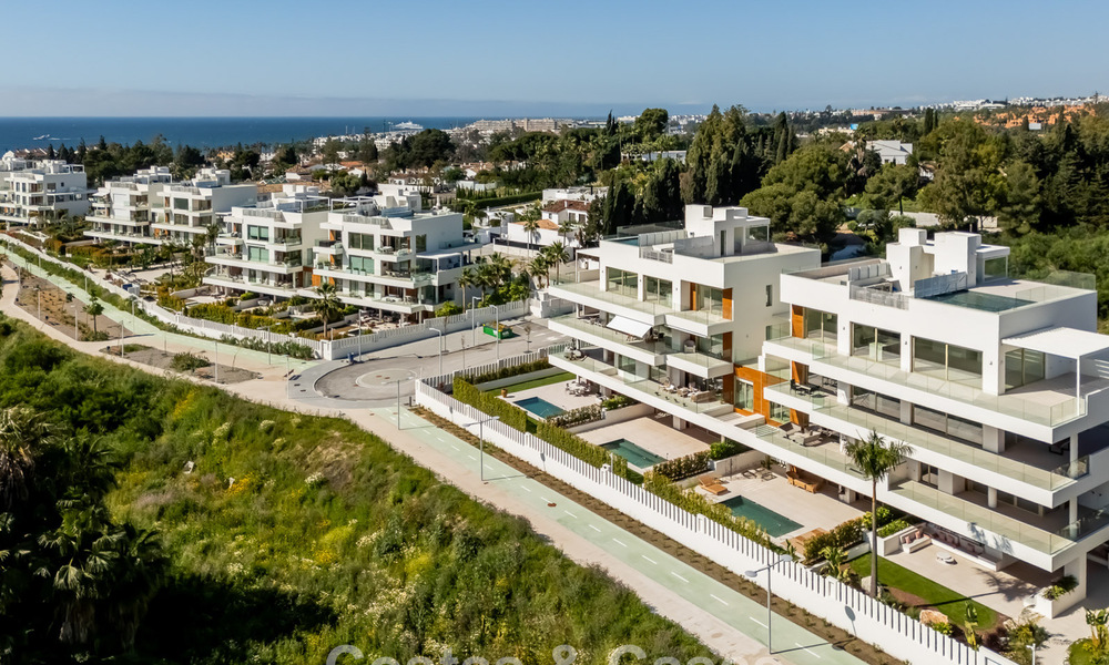 Apartamento tríplex superior con jardín y piscina privados en venta en el centro de la Milla de Oro de Marbella 781468
