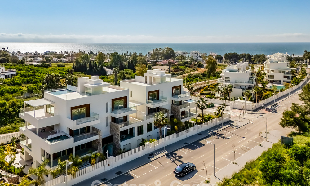 Apartamento tríplex superior con jardín y piscina privados en venta en el centro de la Milla de Oro de Marbella 781469