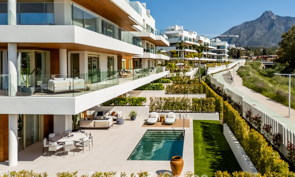 Apartamento tríplex superior con jardín y piscina privados en venta en el centro de la Milla de Oro de Marbella 781471