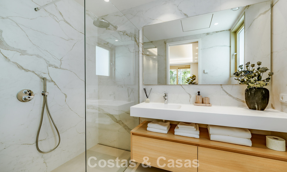 Apartamento tríplex superior con jardín y piscina privados en venta en el centro de la Milla de Oro de Marbella 781475