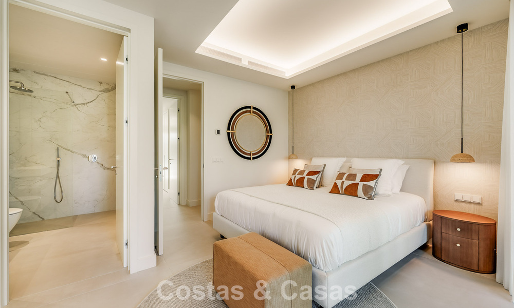 Apartamento tríplex superior con jardín y piscina privados en venta en el centro de la Milla de Oro de Marbella 781476