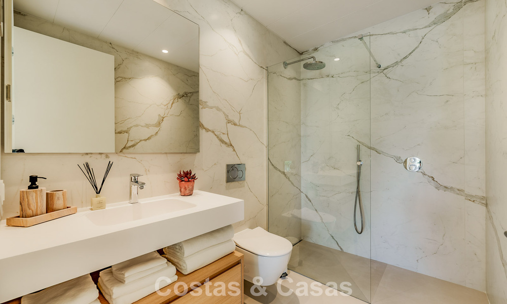 Apartamento tríplex superior con jardín y piscina privados en venta en el centro de la Milla de Oro de Marbella 781477