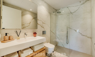 Apartamento tríplex superior con jardín y piscina privados en venta en el centro de la Milla de Oro de Marbella 781477 