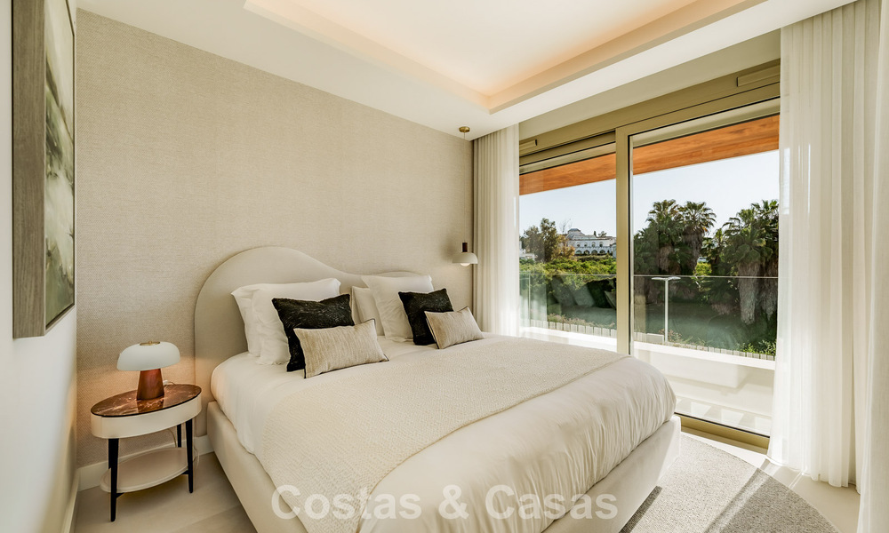 Apartamento tríplex superior con jardín y piscina privados en venta en el centro de la Milla de Oro de Marbella 781478