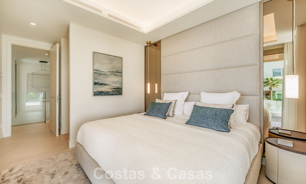 Apartamento tríplex superior con jardín y piscina privados en venta en el centro de la Milla de Oro de Marbella 781480