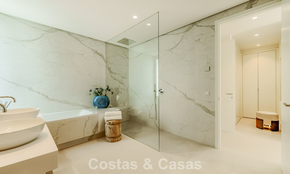 Apartamento tríplex superior con jardín y piscina privados en venta en el centro de la Milla de Oro de Marbella 781481