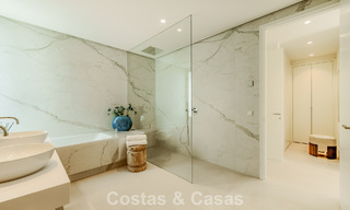 Apartamento tríplex superior con jardín y piscina privados en venta en el centro de la Milla de Oro de Marbella 781481 