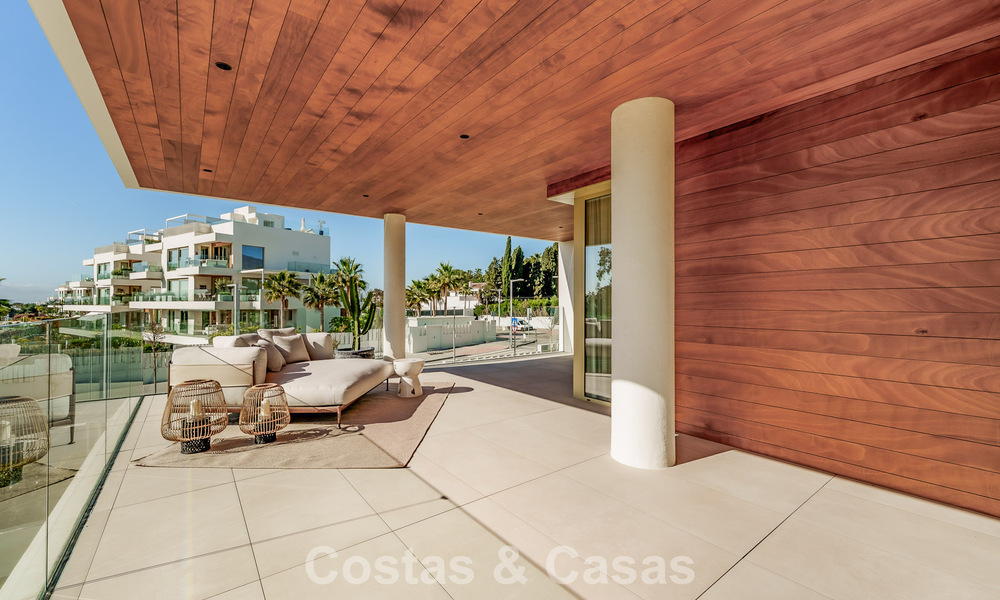 Apartamento tríplex superior con jardín y piscina privados en venta en el centro de la Milla de Oro de Marbella 781482