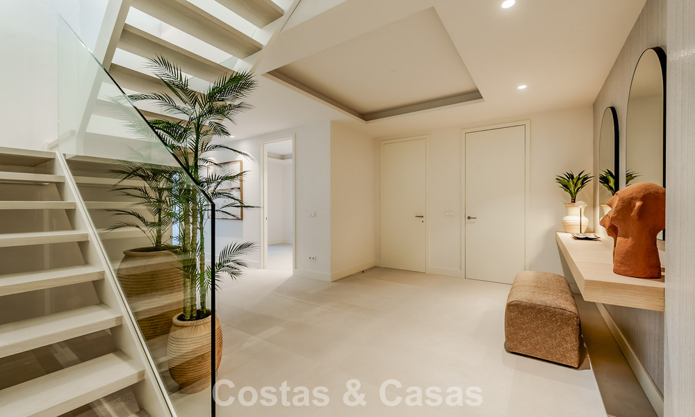 Apartamento tríplex superior con jardín y piscina privados en venta en el centro de la Milla de Oro de Marbella 781484