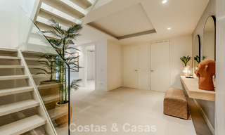 Apartamento tríplex superior con jardín y piscina privados en venta en el centro de la Milla de Oro de Marbella 781484 