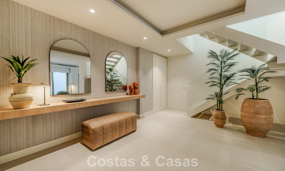 Apartamento tríplex superior con jardín y piscina privados en venta en el centro de la Milla de Oro de Marbella 781485