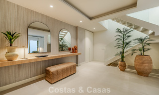 Apartamento tríplex superior con jardín y piscina privados en venta en el centro de la Milla de Oro de Marbella 781485 