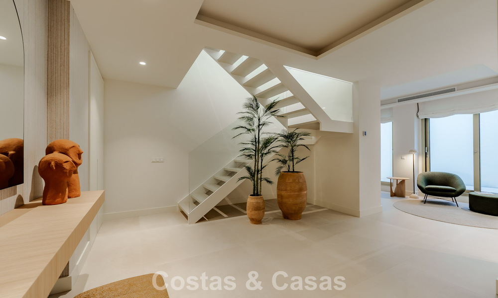Apartamento tríplex superior con jardín y piscina privados en venta en el centro de la Milla de Oro de Marbella 781486