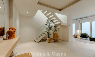 Apartamento tríplex superior con jardín y piscina privados en venta en el centro de la Milla de Oro de Marbella 781486 