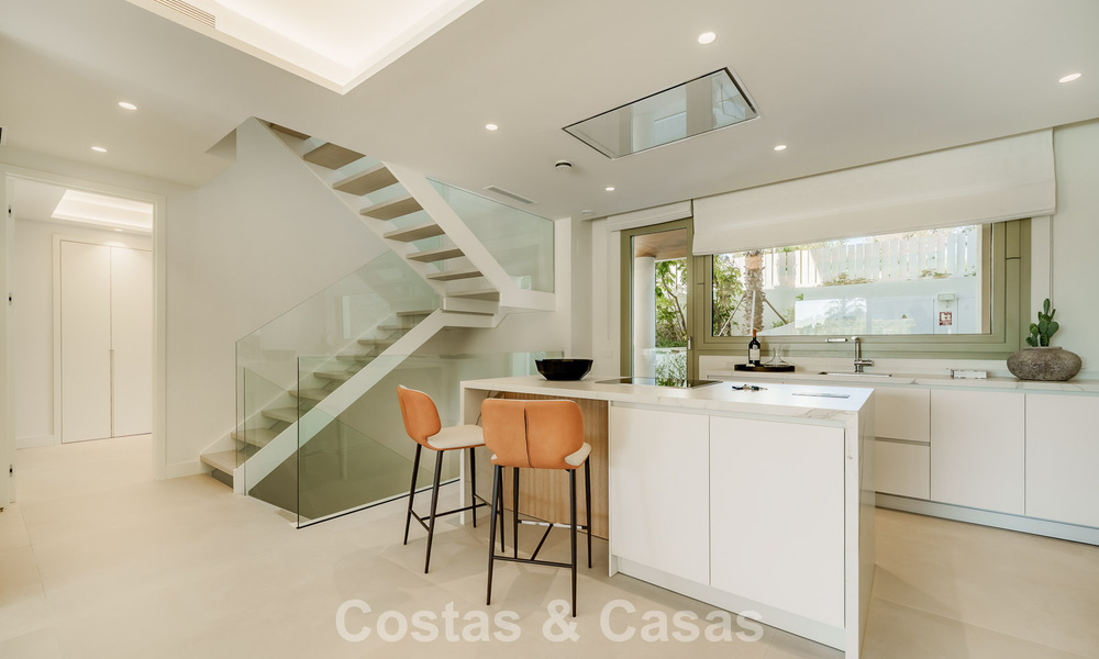 Apartamento tríplex superior con jardín y piscina privados en venta en el centro de la Milla de Oro de Marbella 781487