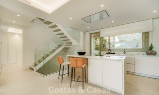 Apartamento tríplex superior con jardín y piscina privados en venta en el centro de la Milla de Oro de Marbella 781487 