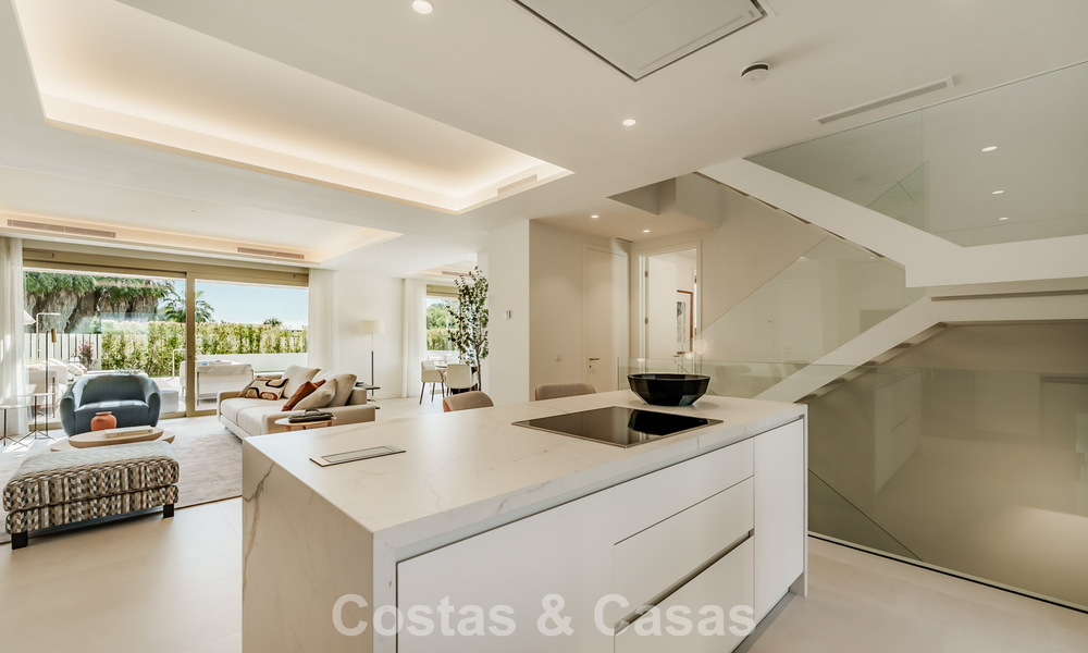 Apartamento tríplex superior con jardín y piscina privados en venta en el centro de la Milla de Oro de Marbella 781488