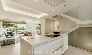 Apartamento tríplex superior con jardín y piscina privados en venta en el centro de la Milla de Oro de Marbella 781488 