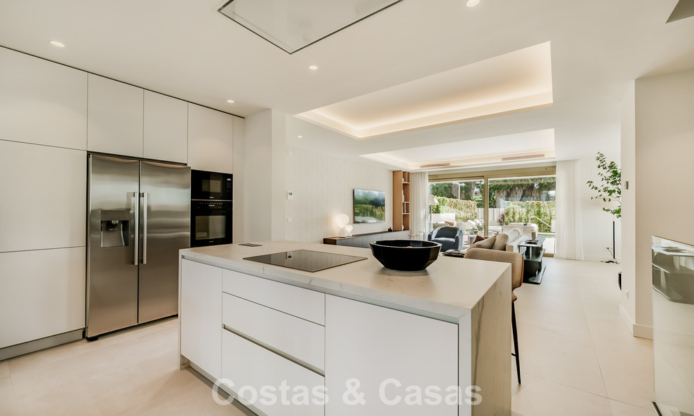 Apartamento tríplex superior con jardín y piscina privados en venta en el centro de la Milla de Oro de Marbella 781489