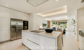 Apartamento tríplex superior con jardín y piscina privados en venta en el centro de la Milla de Oro de Marbella 781489 