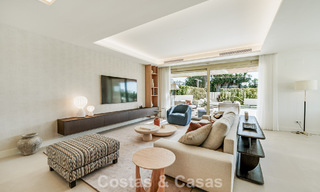Apartamento tríplex superior con jardín y piscina privados en venta en el centro de la Milla de Oro de Marbella 781490 