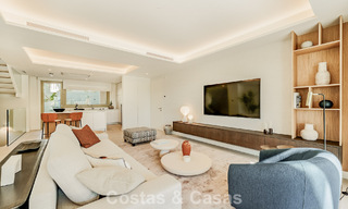 Apartamento tríplex superior con jardín y piscina privados en venta en el centro de la Milla de Oro de Marbella 781492 