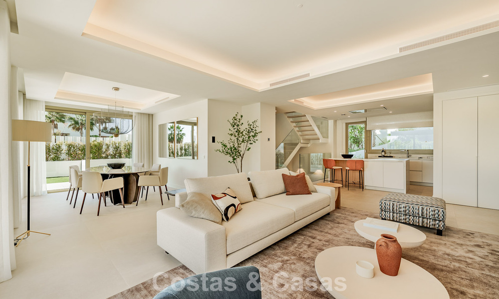 Apartamento tríplex superior con jardín y piscina privados en venta en el centro de la Milla de Oro de Marbella 781493