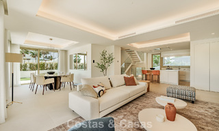 Apartamento tríplex superior con jardín y piscina privados en venta en el centro de la Milla de Oro de Marbella 781493 