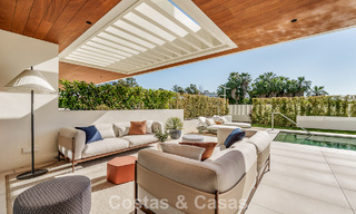 Apartamento tríplex superior con jardín y piscina privados en venta en el centro de la Milla de Oro de Marbella 781497 