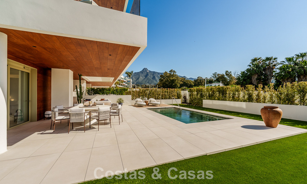 Apartamento tríplex superior con jardín y piscina privados en venta en el centro de la Milla de Oro de Marbella 781500