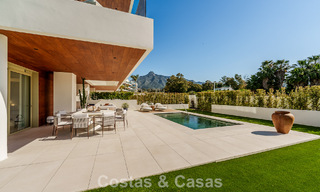 Apartamento tríplex superior con jardín y piscina privados en venta en el centro de la Milla de Oro de Marbella 781500 