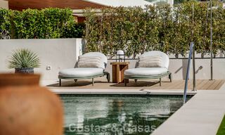 Apartamento tríplex superior con jardín y piscina privados en venta en el centro de la Milla de Oro de Marbella 781508 