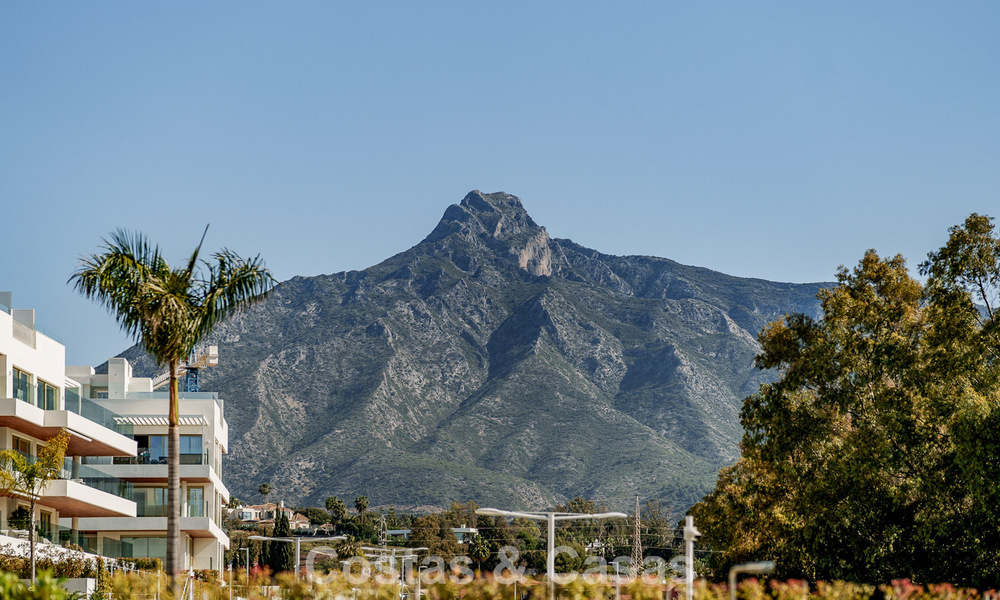 Apartamento tríplex superior con jardín y piscina privados en venta en el centro de la Milla de Oro de Marbella 781509
