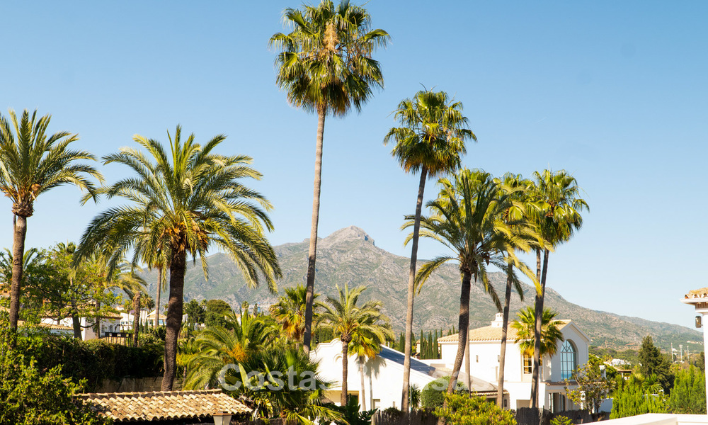 Villa de lujo mediterránea con un encanto atemporal en venta en la prestigiosa zona de Nueva Andalucía, Marbella 781553