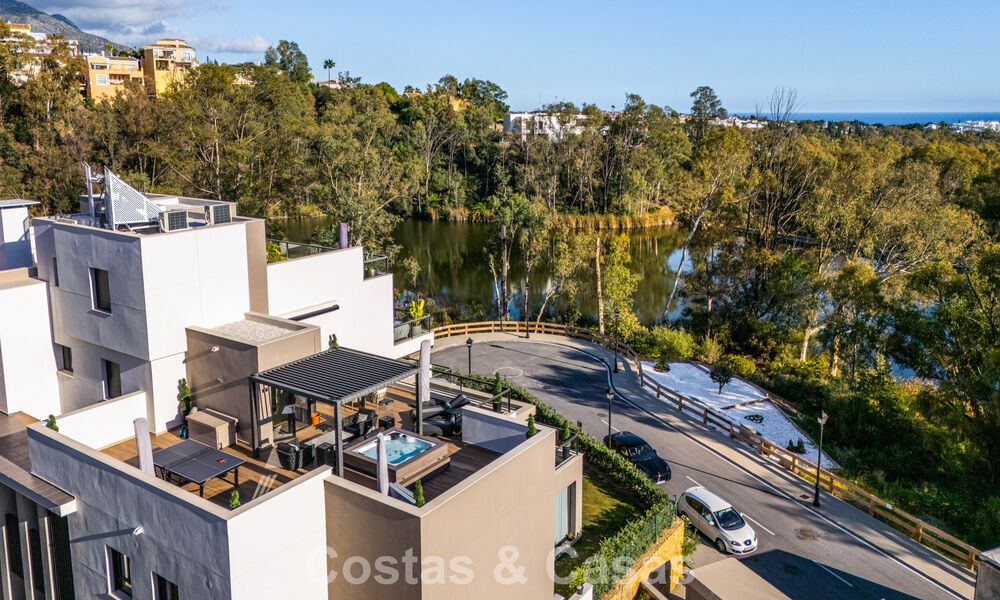 Ático moderno listo para entrar a vivir con vistas panorámicas en venta en Nueva Andalucía, Marbella 781560
