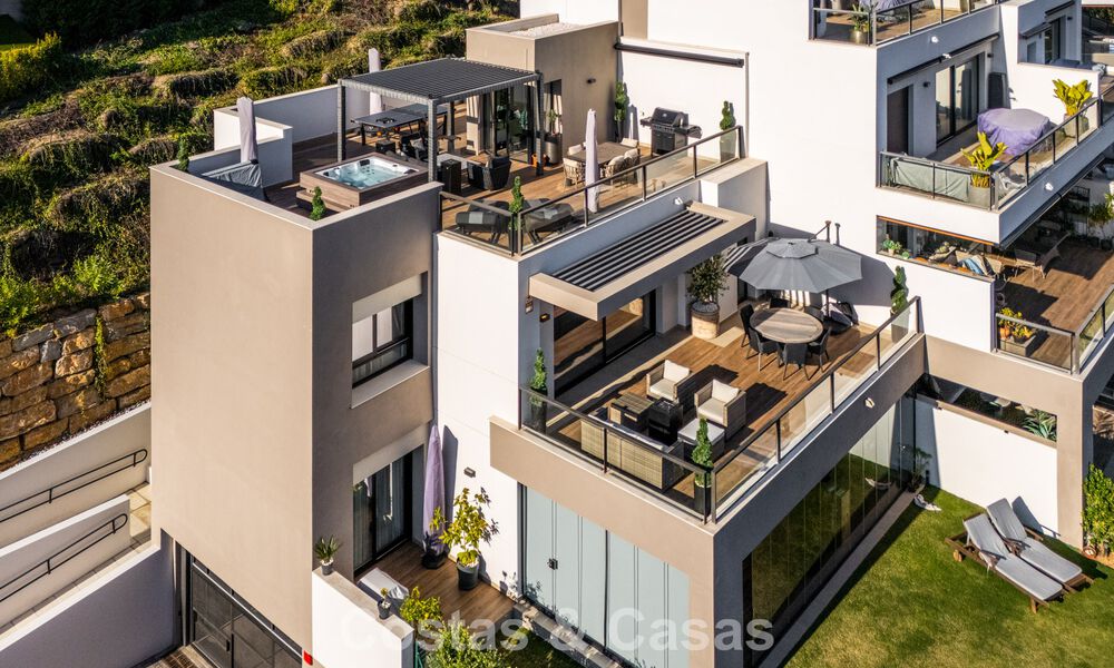 Ático moderno listo para entrar a vivir con vistas panorámicas en venta en Nueva Andalucía, Marbella 781561
