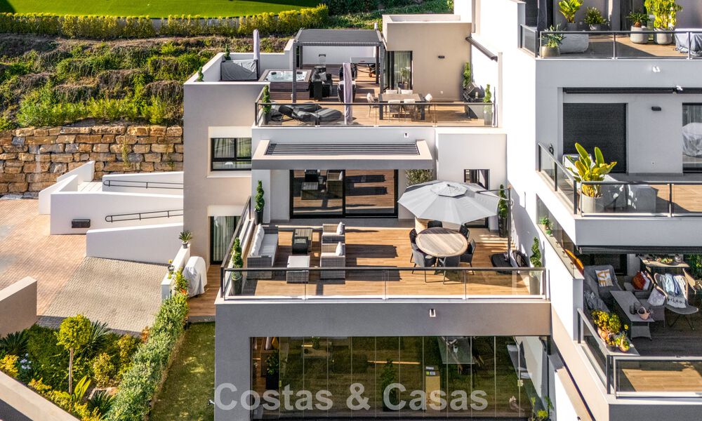 Ático moderno listo para entrar a vivir con vistas panorámicas en venta en Nueva Andalucía, Marbella 781562