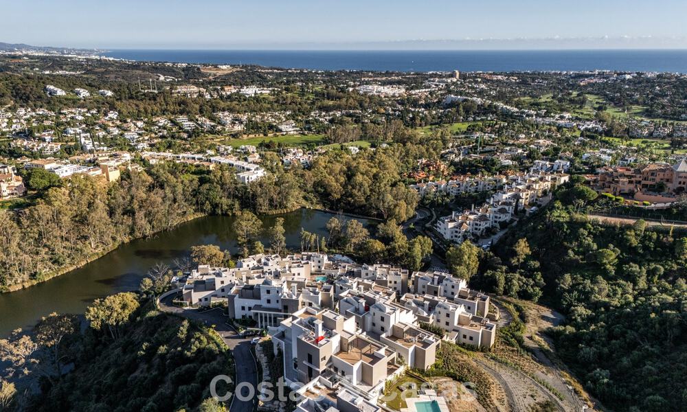 Ático moderno listo para entrar a vivir con vistas panorámicas en venta en Nueva Andalucía, Marbella 781563