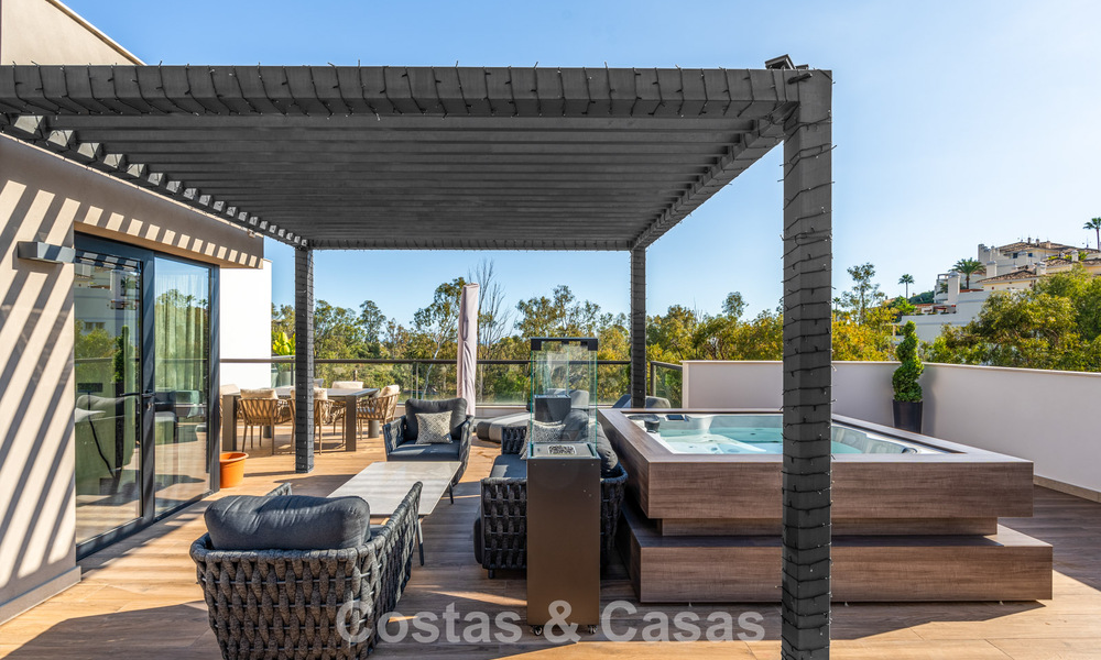Ático moderno listo para entrar a vivir con vistas panorámicas en venta en Nueva Andalucía, Marbella 781573