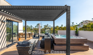 Ático moderno listo para entrar a vivir con vistas panorámicas en venta en Nueva Andalucía, Marbella 781573 