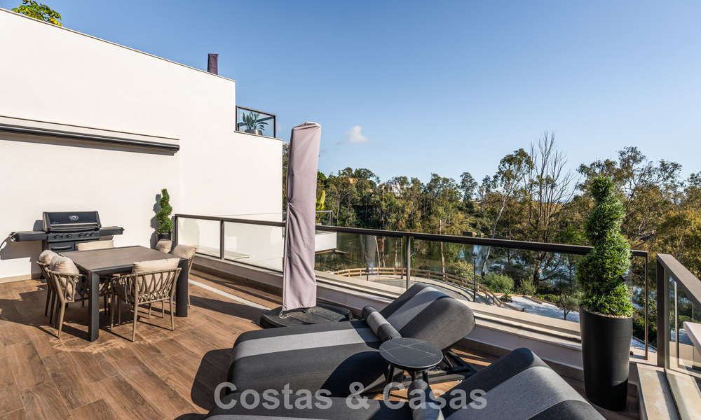 Ático moderno listo para entrar a vivir con vistas panorámicas en venta en Nueva Andalucía, Marbella 781575