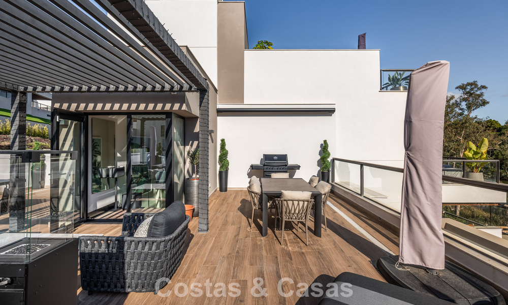 Ático moderno listo para entrar a vivir con vistas panorámicas en venta en Nueva Andalucía, Marbella 781576