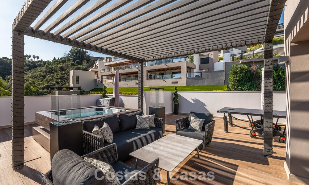 Ático moderno listo para entrar a vivir con vistas panorámicas en venta en Nueva Andalucía, Marbella 781577