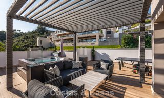 Ático moderno listo para entrar a vivir con vistas panorámicas en venta en Nueva Andalucía, Marbella 781577 