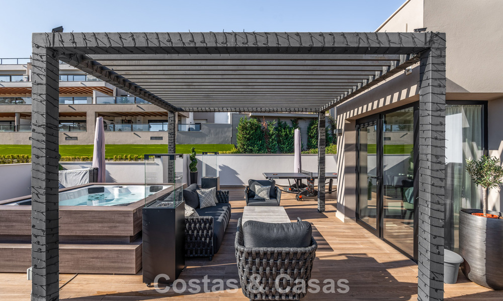 Ático moderno listo para entrar a vivir con vistas panorámicas en venta en Nueva Andalucía, Marbella 781578