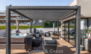 Ático moderno listo para entrar a vivir con vistas panorámicas en venta en Nueva Andalucía, Marbella 781578 