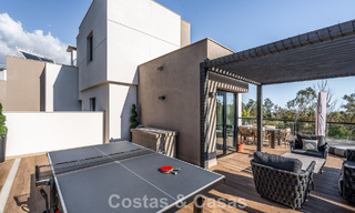 Ático moderno listo para entrar a vivir con vistas panorámicas en venta en Nueva Andalucía, Marbella 781579 