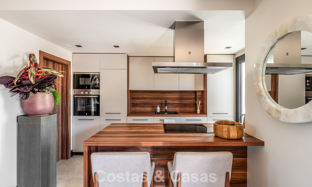 Ático moderno listo para entrar a vivir con vistas panorámicas en venta en Nueva Andalucía, Marbella 781580